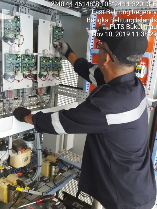 PLN Bangka Belitung (PLTS) Lokasi Pulau Buku Limau, Dismantle Inverter - Wiring PV Module - Battery, 12 November 2019